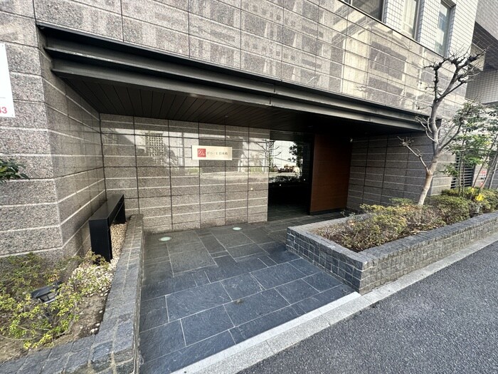 物件外観写真2　(エントランス部分)