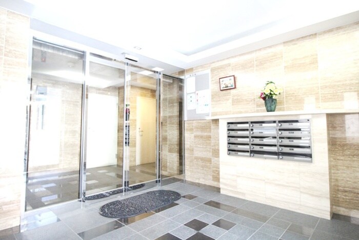 物件外観写真2　(エントランス部分)