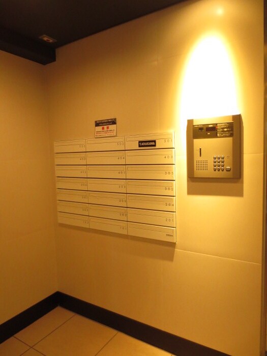 物件外観写真3　(エントランス部分)