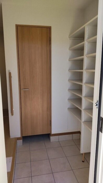 物件内観写真10　(玄関)