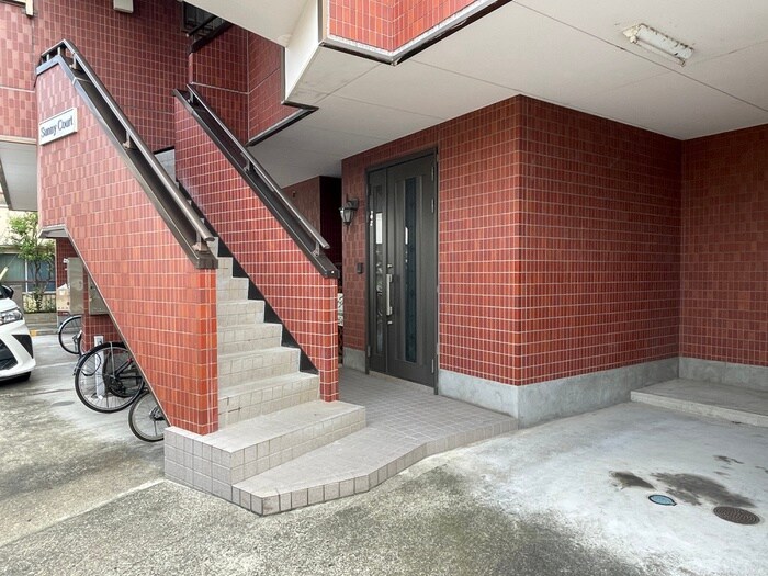 物件外観写真2　(エントランス部分)