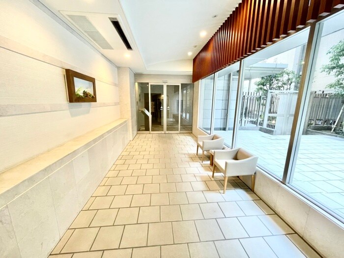 物件外観写真2　(エントランス部分)