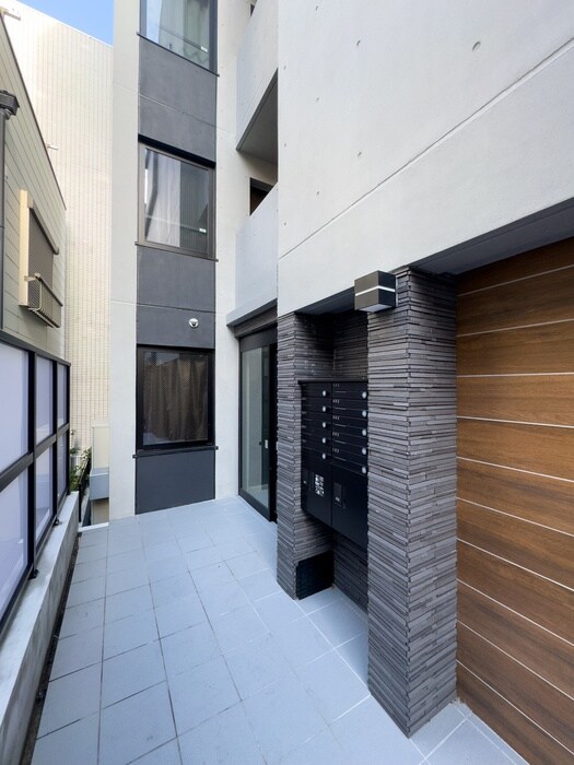 物件外観写真2　(エントランス部分)