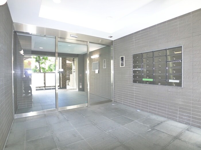 物件外観写真4　(エントランス部分)