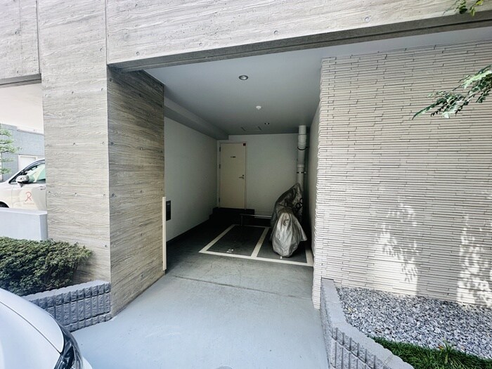 物件外観写真5　(バイク置き場)