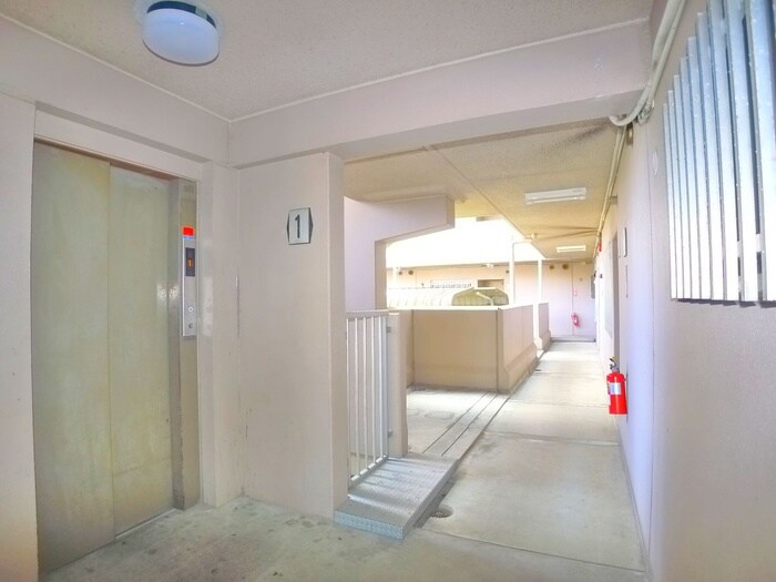 物件外観写真3　(エントランス部分)