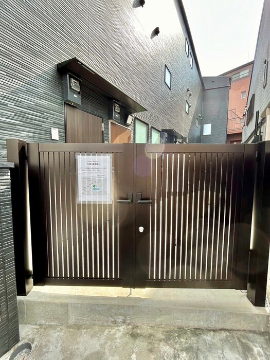 物件外観写真4　(エントランス部分)