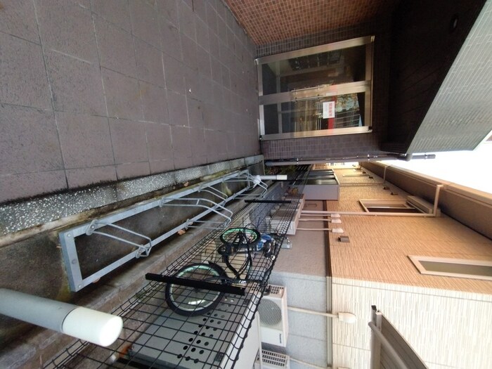 物件外観写真4　(駐輪場)