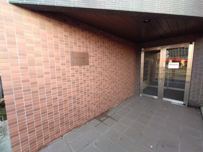 物件外観写真5　(エントランス部分)