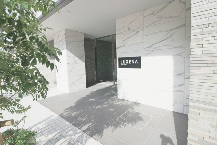 物件外観写真2　(エントランス部分)