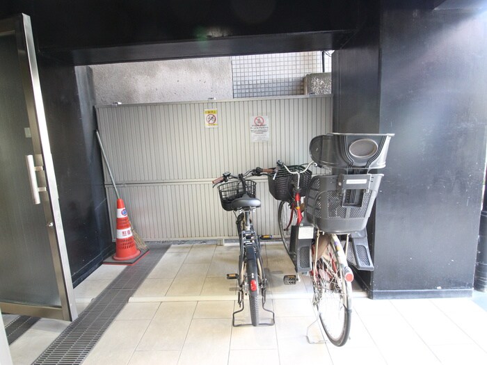 物件外観写真4　(駐輪場)