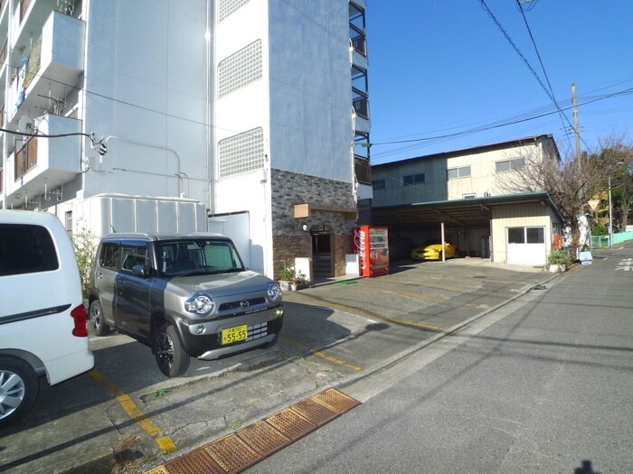 物件外観写真5　(駐車場)
