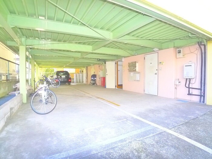 物件外観写真2　(駐車場)