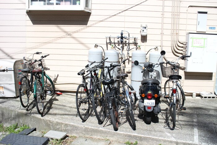 物件外観写真4　(駐輪場)