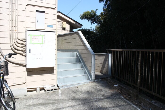 物件外観写真6　(エントランス部分)