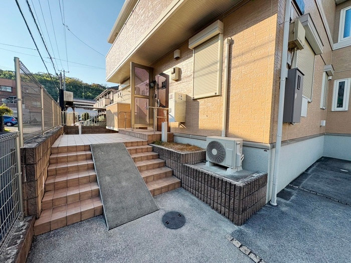 物件外観写真5　(エントランス部分)