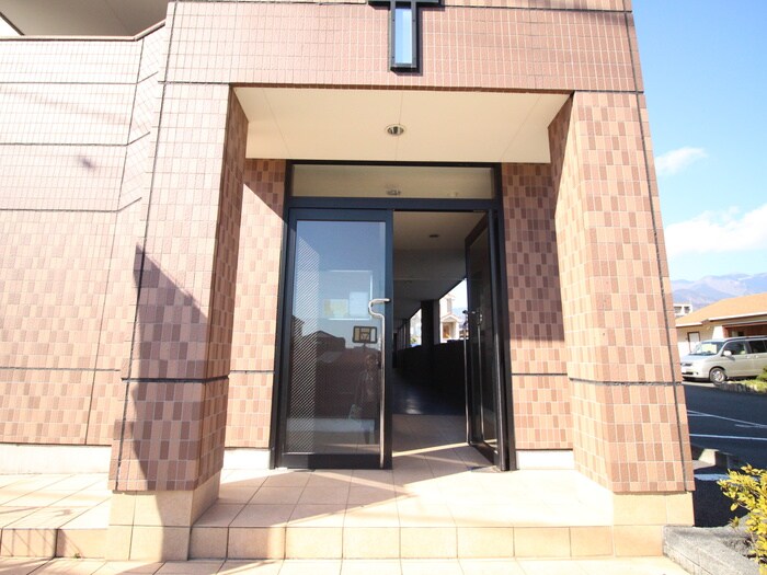 物件外観写真4　(エントランス部分)