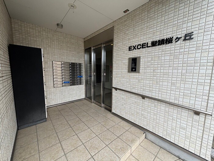 物件外観写真5　(エントランス部分)