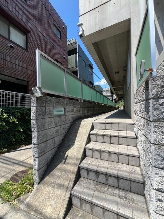 物件外観写真3　(エントランス部分)