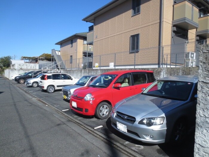 物件外観写真3　(駐車場)