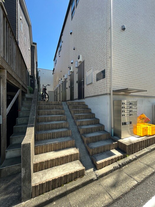 物件外観写真3　(エントランス部分)