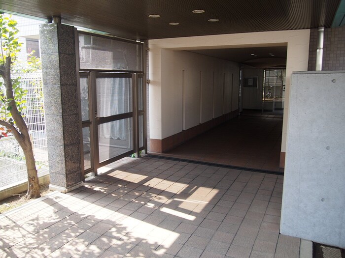 物件外観写真2　(エントランス部分)