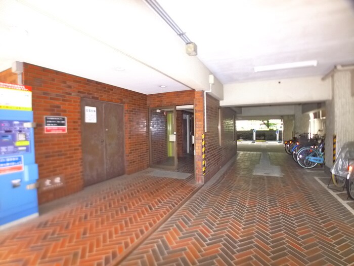 物件外観写真3　(エントランス部分)