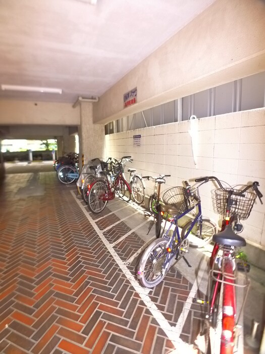 物件外観写真4　(駐輪場)