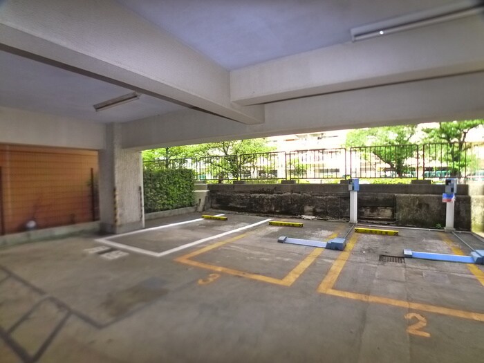 物件外観写真6　(駐車場)