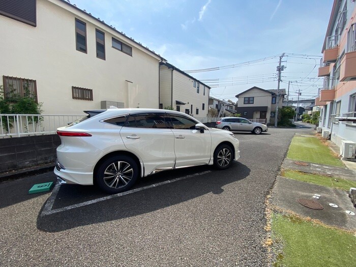 物件外観写真4　(駐車場)