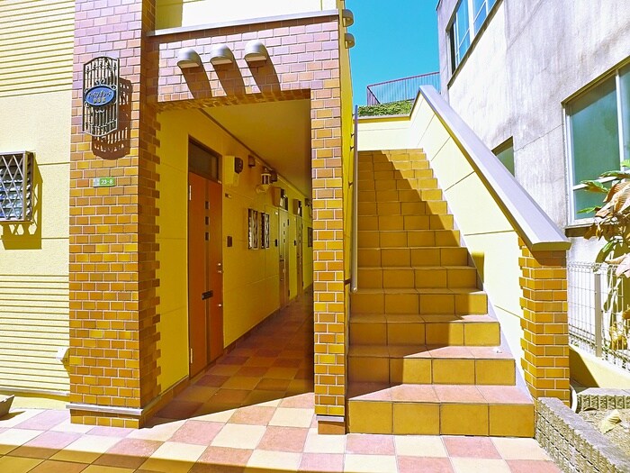 物件外観写真2　(エントランス部分)