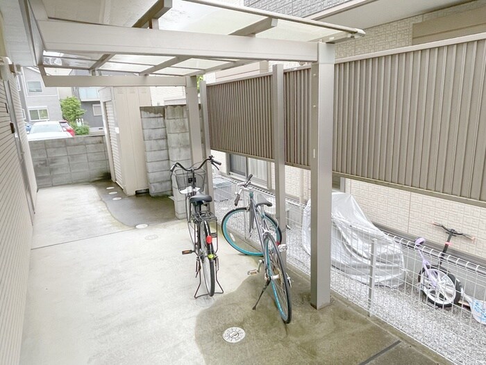 物件外観写真2　(駐輪場)