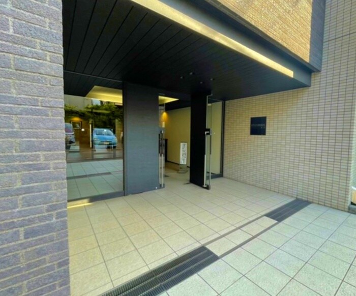 物件外観写真3　(エントランス部分)