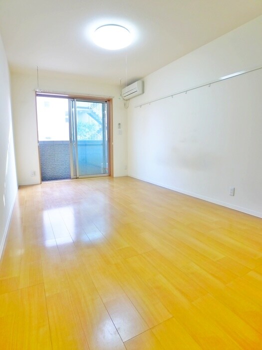 物件内観写真8　(室内からの展望)