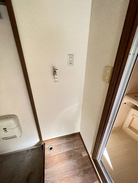 物件内観写真16　(洗濯機置場)