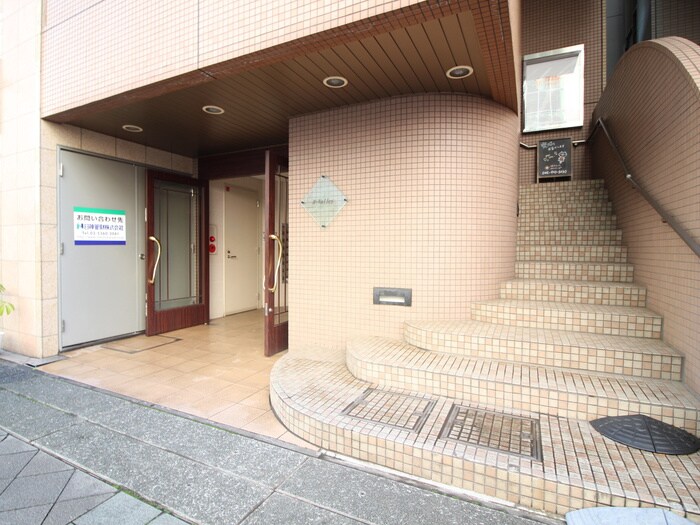 物件外観写真2　(エントランス部分)