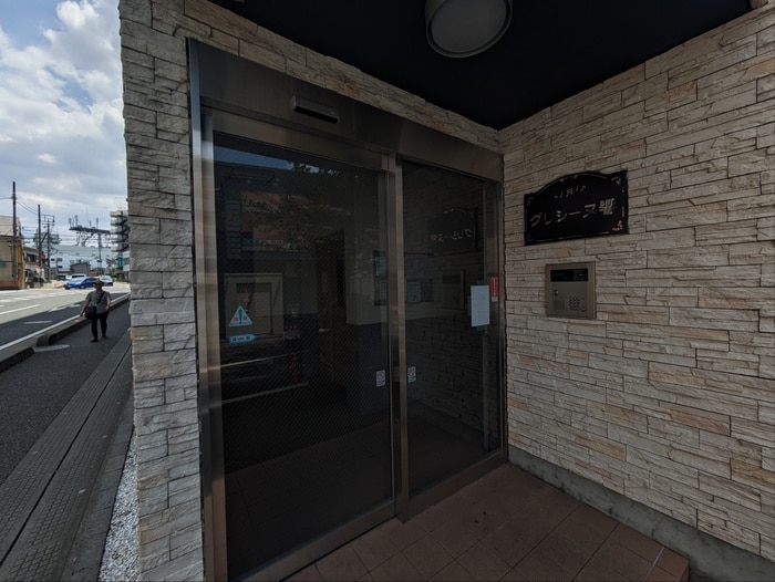 物件外観写真2　(エントランス部分)