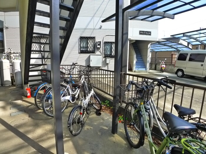 物件外観写真4　(駐輪場)