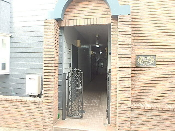 物件外観写真3　(エントランス部分)