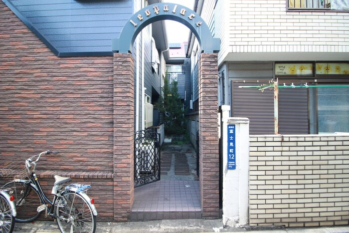 物件外観写真4　(エントランス部分)