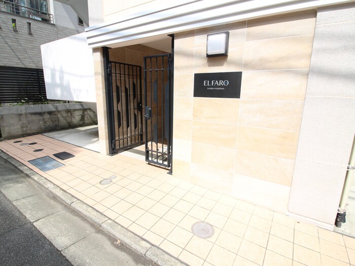 物件外観写真2　(エントランス部分)