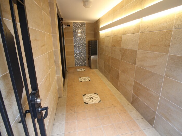 物件外観写真3　(エントランス部分)