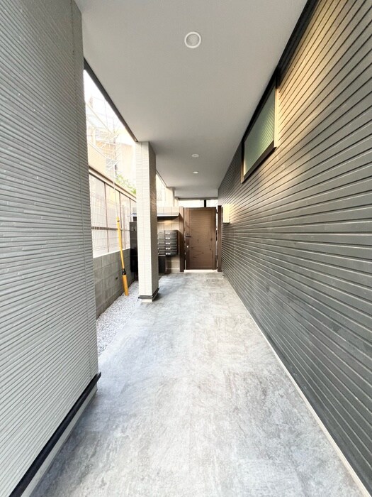 物件外観写真3　(エントランス部分)