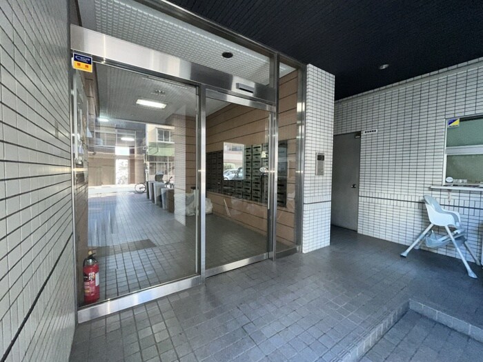 物件外観写真3　(エントランス部分)
