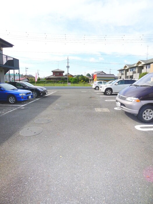 物件外観写真3　(駐車場)