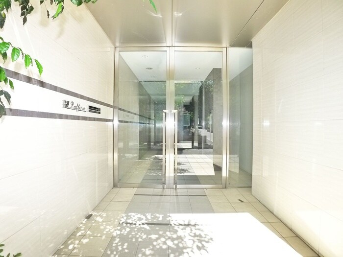 物件外観写真6　(エントランス部分)