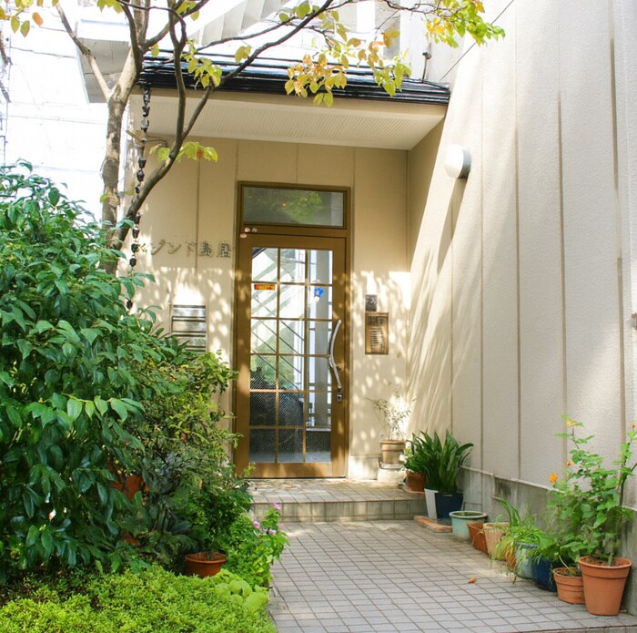 物件外観写真2　(エントランス部分)