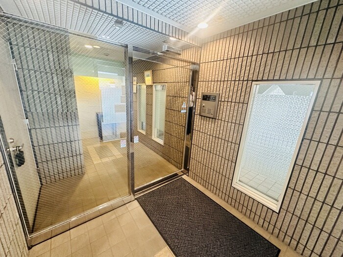 物件外観写真4　(エントランス部分)