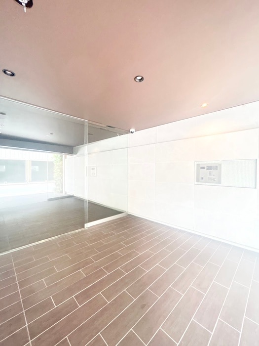 物件外観写真4　(エントランス部分)