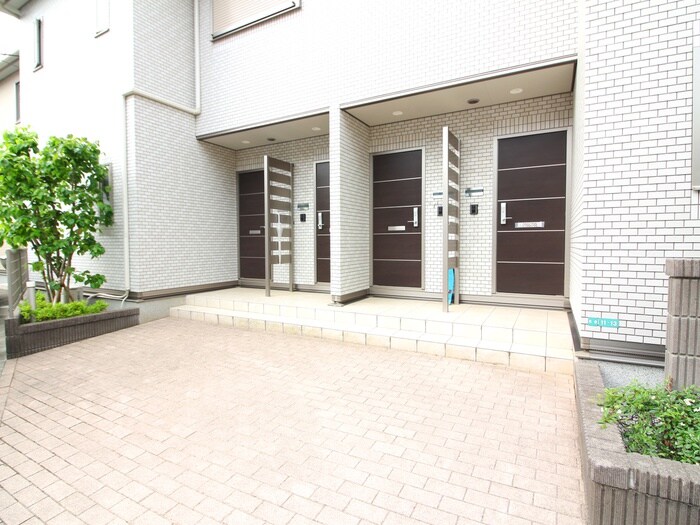 物件外観写真2　(エントランス部分)